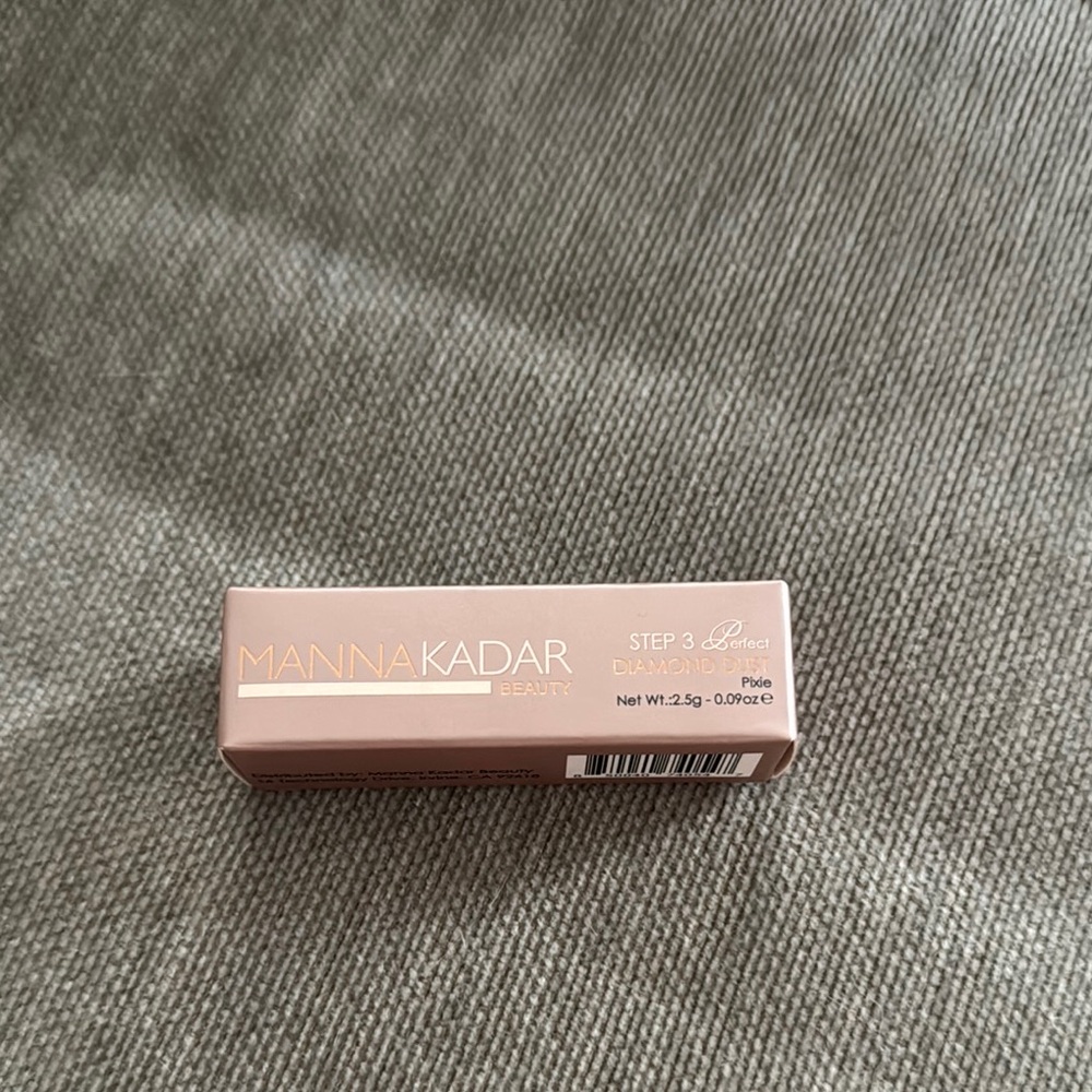Manna Kadar Beauty Diamond Dust Roll-On Shimmer in Pixie